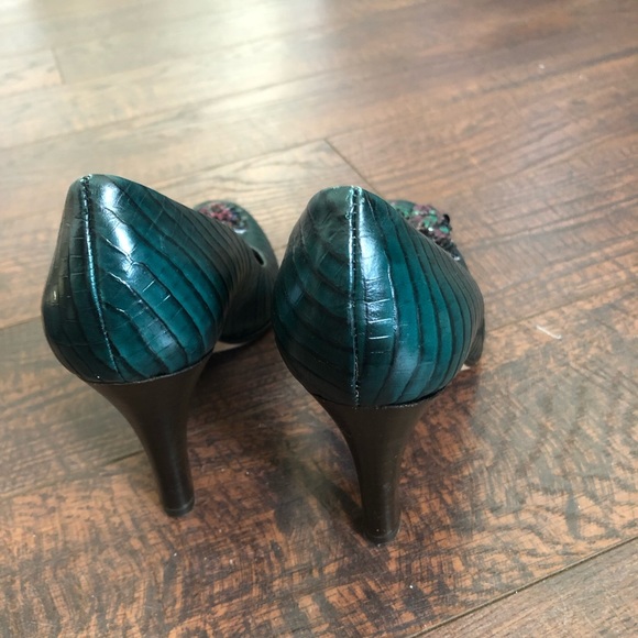 Beautiful green bejeweled high heels - Picture 3 of 7